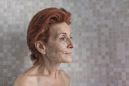 露着肩膀的红发外国老年女性图片