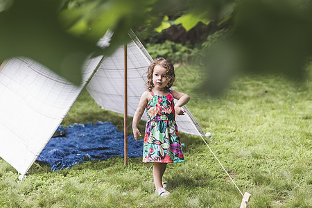 花园帐篷里玩耍的女孩图片