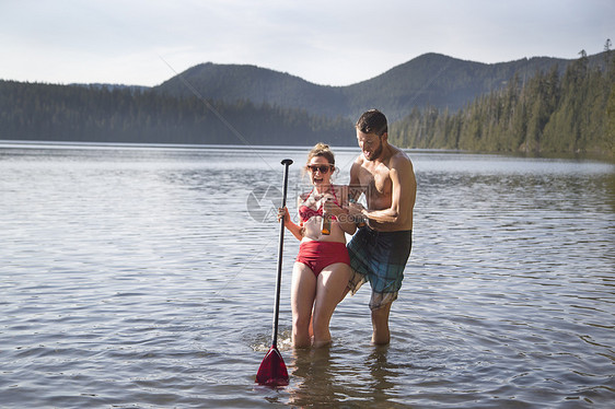 美国俄勒冈州失湖中的年轻夫妇图片