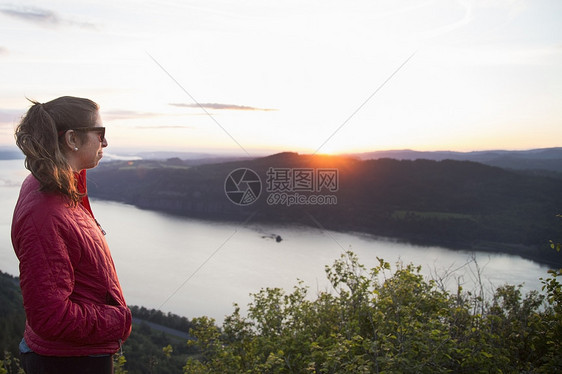 美国俄勒冈州哥伦比亚河峡谷天使休息区山丘上享受风景的女人图片