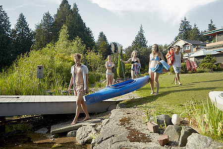 朋友在美国华盛顿西雅图湖上划独木舟图片