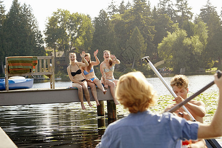美国华盛顿州西雅图湖中朋友在上划船图片