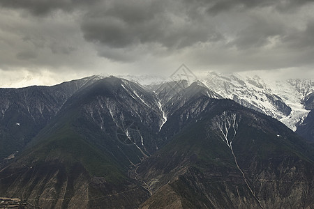 云南香格里拉县山云大和雪冠高山脉图片