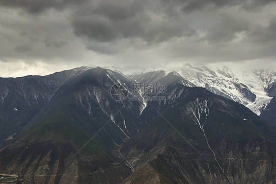 云南香格里拉县山云大和雪冠高山脉图片