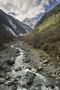 云南香格里拉县雪山下河水流床图片