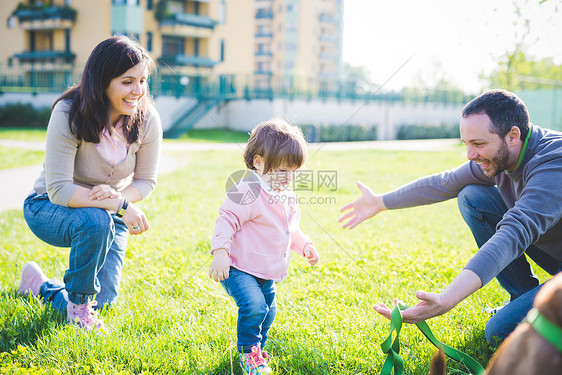 成年夫妇在公园和女儿图片
