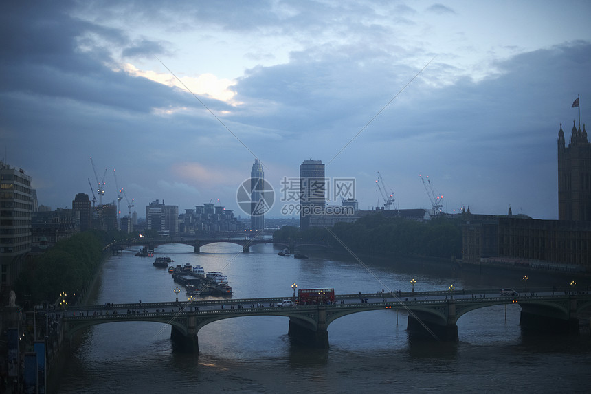 黎明时泰晤士河和威斯敏特桥高角度视图伦敦英国图片