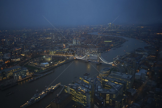 夜间泰晤士河和塔桥的空中城市风景英国伦敦图片