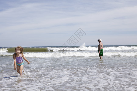 女孩在海上玩耍和奔跑图片