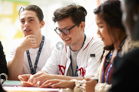 男女学生在班级一起工作图片