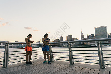 两个朋友站在河边休息图片