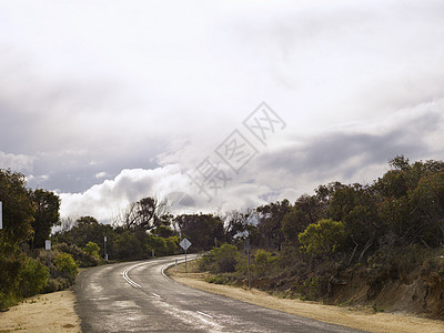 低云和空公路澳大利亚安格莱西的斯贝巴公园图片