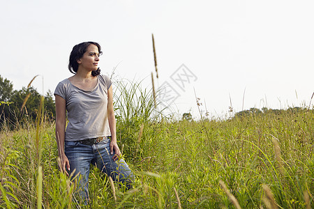 女人在长草的田野里图片
