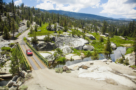 美国加利福尼亚州高山公园汽车交叉桥高角图片