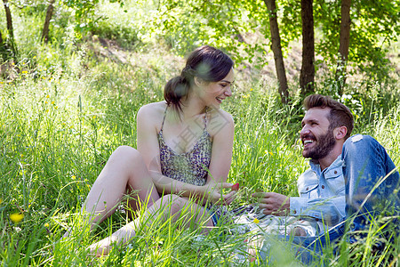 年轻夫妇躺在草地上吃草莓图片