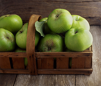 篮子里的新鲜绿苹果图片