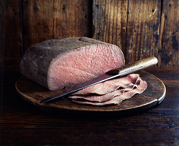 切肉板上新鲜片烤牛肉的死活图片