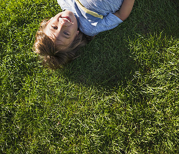 小男孩躺在草地上俯视高空图片