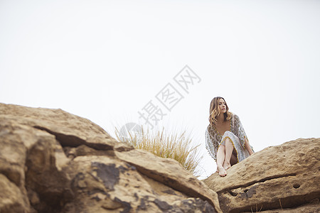 岩石地层上放松的女人图片