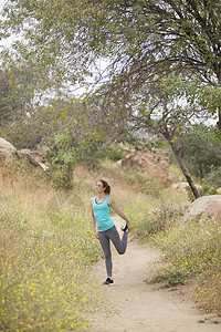 女人在自然公园里拉伸运动图片