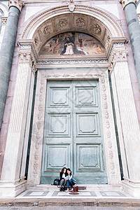 坐在超大教堂门口看书的夫妇意大利托斯卡纳佛罗伦萨广场图片