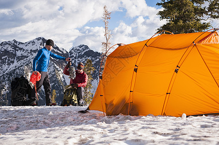 美国犹他州瓦萨奇山孤峰荒野梅伯德盆地的登山之旅营地高清图片