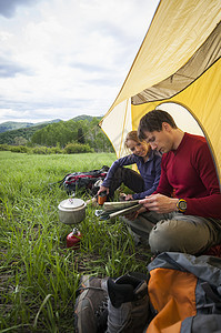 草坪上露营的夫妇在交谈图片