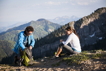 美国犹他州瓦萨奇山休息的情侣图片