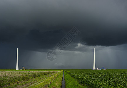 雷暴接近荷兰正在建造的风力涡轮机图片