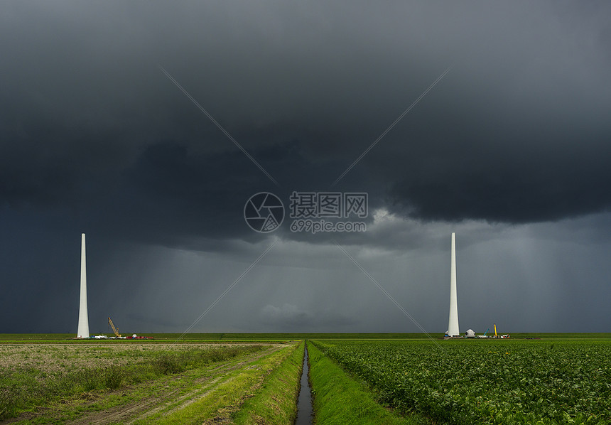 雷暴接近荷兰正在建造的风力涡轮机图片