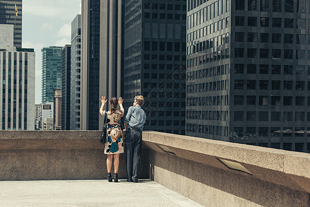 一男一女两人站在美国洛杉矶楼顶聊天图片