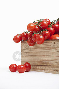 木箱里装满新鲜西红柿图片