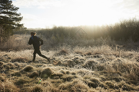 在寒冷的草原上奔跑成年女子奔跑背影图片