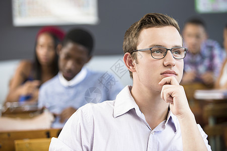 坐在教室中听课的男学生图片