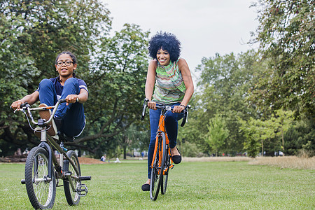 母亲和儿子微笑着骑自行车图片
