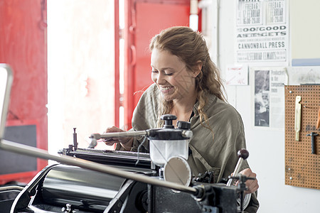 在车间使用印刷机的女性图片