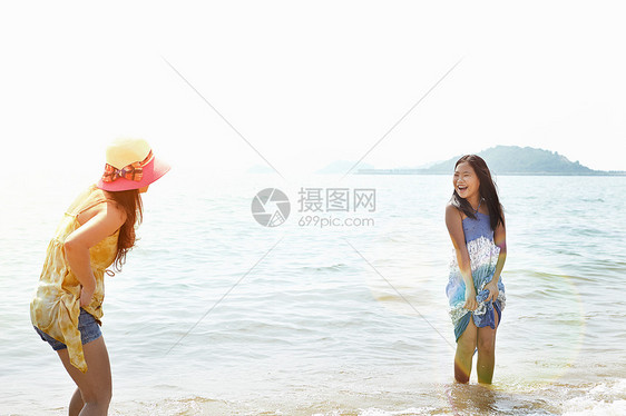 女孩和母亲在海上玩耍图片
