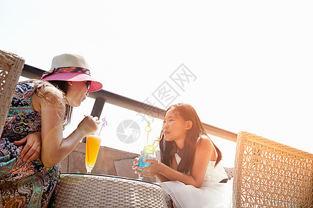 咖啡馆喝软饮料的女孩和母亲图片