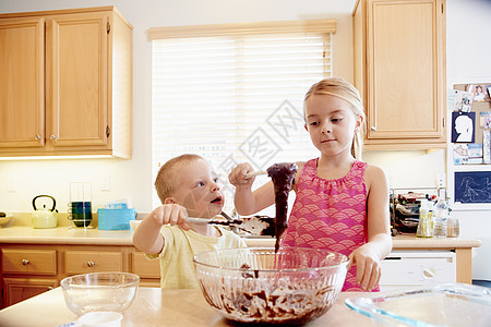 孩子在厨房搅拌巧克力图片