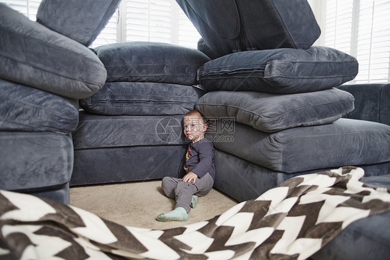 男孩靠在客厅的沙发垫上图片