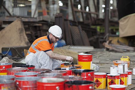 在造船厂混合油漆的工人图片