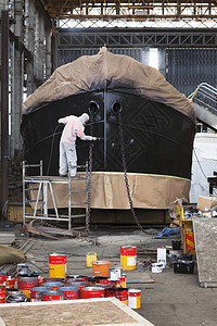 造船厂喷漆的工人图片