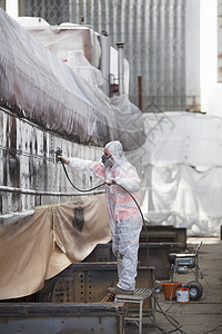 造船厂喷漆的工人图片