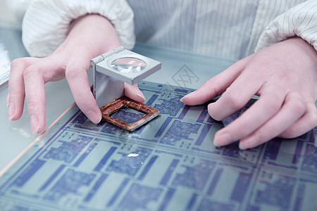 女工在弹电子设备工厂使用露皮手图片