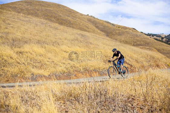 美国加利福尼亚州湾区Diablo山农村公路上的年轻男子山骑手图片