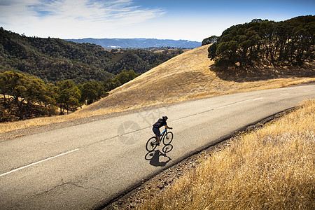 美国加利福尼亚州湾区迪布洛山农村公路上青年骑自行车图片