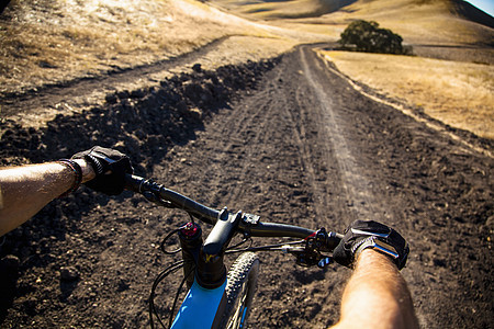 美国加利福尼亚州湾区山在泥泞的赛道上骑山地自行车图片