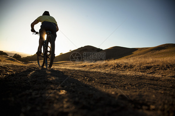 美国加利福尼亚州Bay地区Diablo山的青年骑脚踏土轨图片