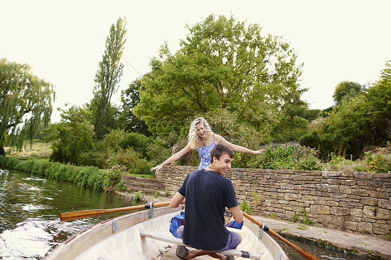 站在河上划船的有男朋友年轻女子近视图片