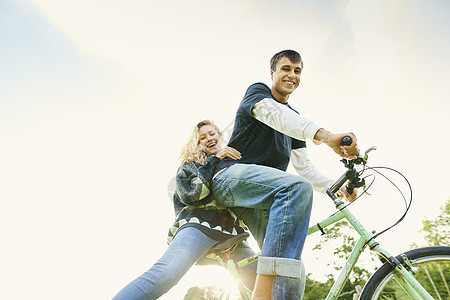 骑自行车的年轻夫妇低角度肖像图片